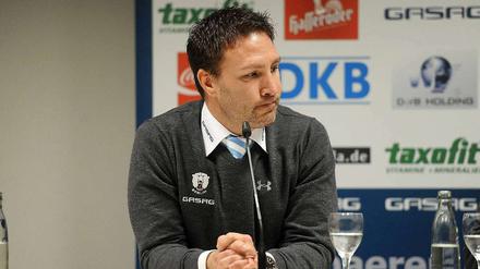 Trainer Jeff Tomlinson wirkt nach der Niederlage gegen Straubing ratlos.