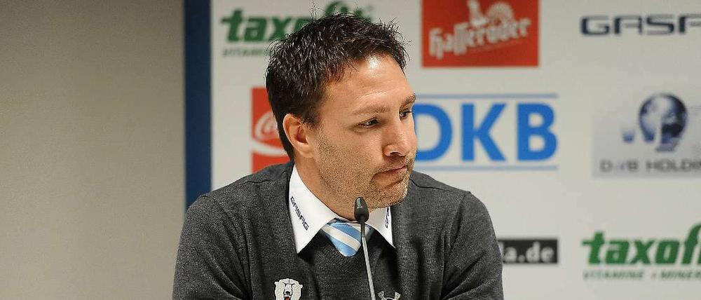 Trainer Jeff Tomlinson wirkt nach der Niederlage gegen Straubing ratlos.