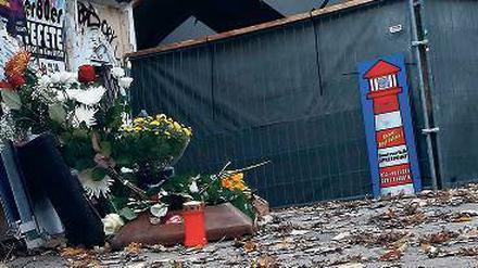 Gedenken. Vor dem S-Bahnhof werden Blumen abgelegt, eine Kerze brennt in Erinnerung an den Toten.