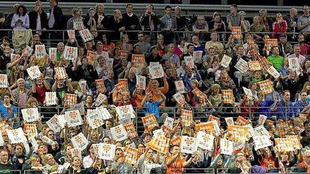 Stimmungspause bei den Volleys: Solche Bilder wird es in den kommenden zwei Monaten nicht aus der heimischen Max-Schmeling-Halle geben.