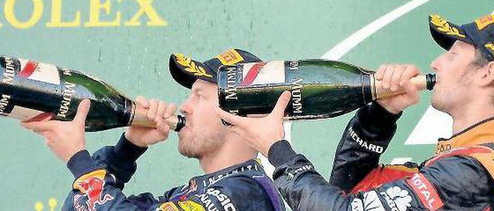 Die Posaunen von Suzuka. Sebastian Vettel (links) und Romain Grosjean erledigen schlückchenweise das Feierprotokoll. 