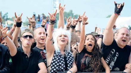 Jugendliche beim Wacken-Konzert.
