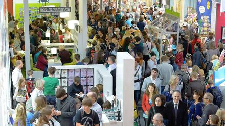 Viele, die heute auf dem Buchmarkt mitmischen, kommen gar nicht zur Frankfurter Buchmesse, zum Beispiel Social-Reading-Plattformen. Es entwickelt sich eine Parallelkultur.