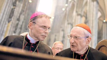 Seit an Seit. Der Kölner Erzbischof Joachim Kardinal Meisner (r.) steht offenbar immer noch hinter dem umstrittenen Limburger Bischof Franz-Peter Tebartz-van Elst, der auf ein Gespräch mit dem Papst wartet. Foto: Rolf Vennenbernd/dpa