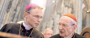 Seit an Seit. Der Kölner Erzbischof Joachim Kardinal Meisner (r.) steht offenbar immer noch hinter dem umstrittenen Limburger Bischof Franz-Peter Tebartz-van Elst, der auf ein Gespräch mit dem Papst wartet. Foto: Rolf Vennenbernd/dpa