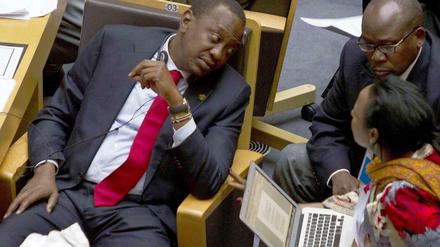 Kenias Präsident Uhuru Kenyatta (links) unterhält sich beim AU-Gipfel in Addis Abeba mit seiner Außenministerin Amina Mohamed und dem Chefankläger Githu Mungai. 