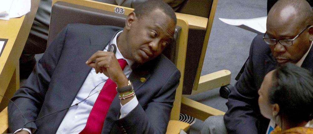 Kenias Präsident Uhuru Kenyatta (links) unterhält sich beim AU-Gipfel in Addis Abeba mit seiner Außenministerin Amina Mohamed und dem Chefankläger Githu Mungai.