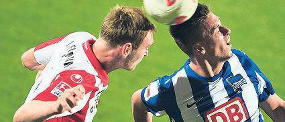 Duell der Köpfe. Herthas Sandro Wagner (r.) im Zweikampf mit Christian Stuff vom FC Union am 3. September 2012 in der alten Försterei. 