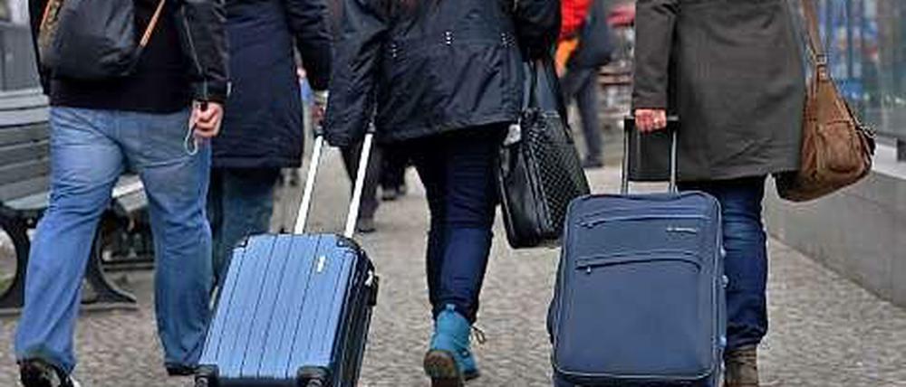 Touristen mit Koffern sind häufig Verursacher von sich epidemisch ausbreitenden Gemaule.