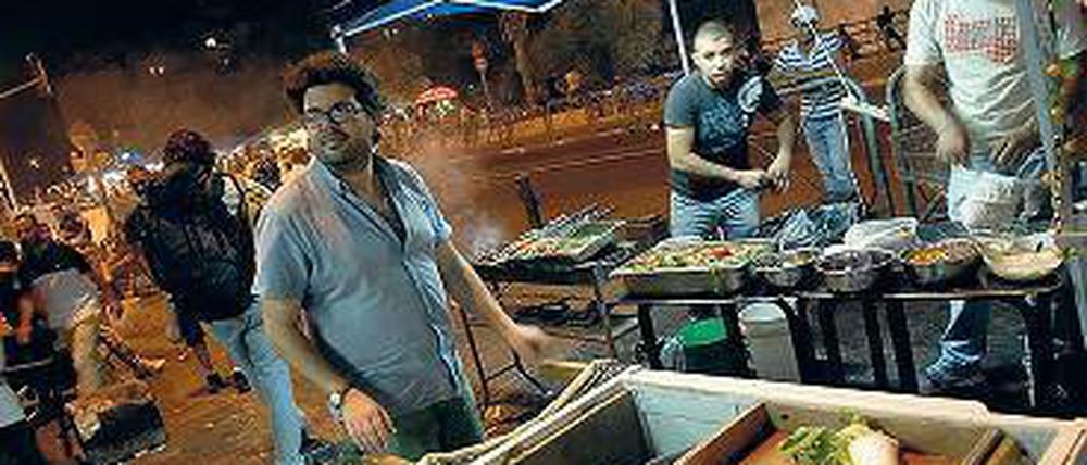 Chaddad verteilt Salat in Jerusalem.