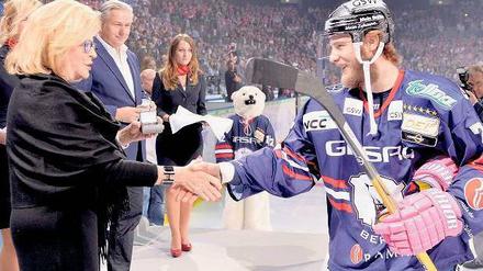 Heile Welt nur vor dem Spiel. Nancy Anschutz (li. neben Klaus Wowereit) überreicht Florian Busch seinen Meisterring. Foto: City-Press