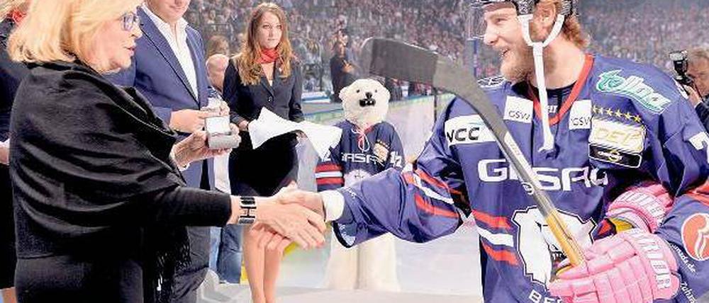 Heile Welt nur vor dem Spiel. Nancy Anschutz (li. neben Klaus Wowereit) überreicht Florian Busch seinen Meisterring. Foto: City-Press