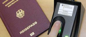 Die Fingerschau steht nicht mehr allein im Dienst der Kriminalistik, sondern wird auch zum Erkennungszeichen für unbescholtene EU-Bürger.