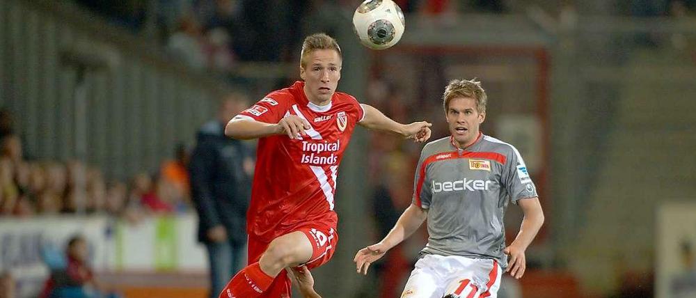 Volle Intensität. Energies Marco Stiepermann (l) setzt sich gegen Unions Damir Kreilach durch, im Hintergrund schaut der Berliner Simon Terodde zu.