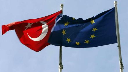 Die Flagge der Türkei und die der EU wehen nebeneinander im Wind