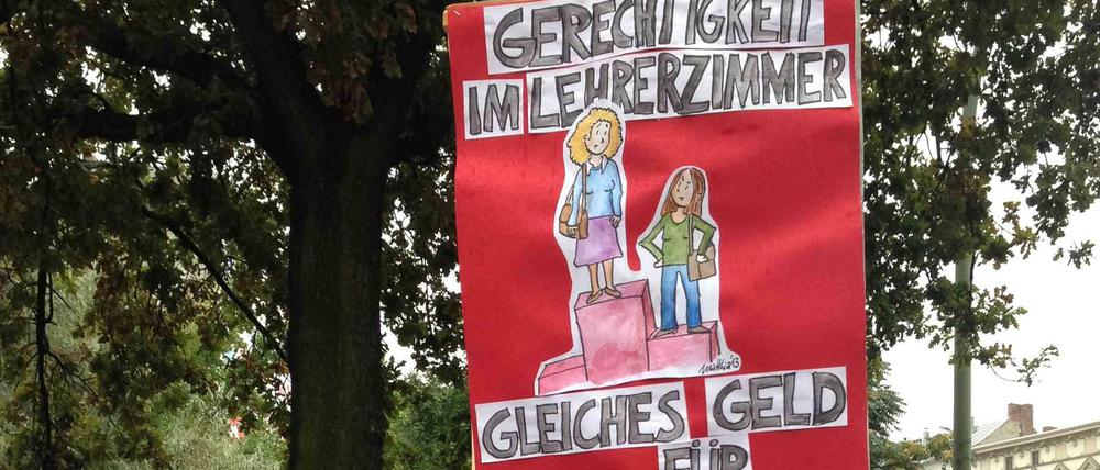 Protest der Lehrer. Die GEW will erreichen, dass die angestellten Lehrer besser gestellt werden.