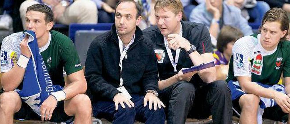 Fall für zwei. Volker Zerbe (Zweiter von rechts) fungiert als Co-Trainer bei den Füchsen – und als Entlastung für Bob Hanning.