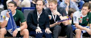 Fall für zwei. Volker Zerbe (Zweiter von rechts) fungiert als Co-Trainer bei den Füchsen – und als Entlastung für Bob Hanning.