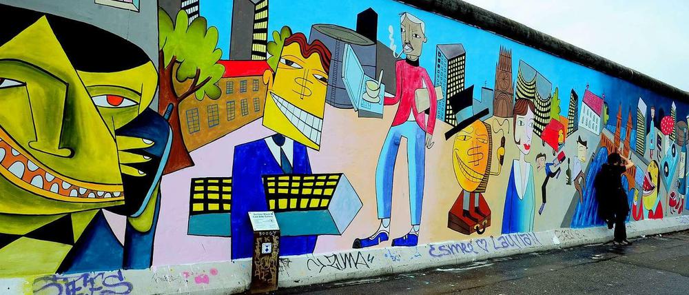 Der Pop-Art-Künstler Jim Avignon hat sein Bild an der East Side Gallery einfach neu gestaltet.