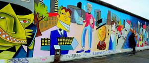 Der Pop-Art-Künstler Jim Avignon hat sein Bild an der East Side Gallery einfach neu gestaltet.