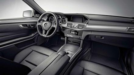 Auch das Interieur hat Mercedes kräftig aufgewertet. Die Materialien sind wertiger geworden, die Verarbeitung bleibt sehr gut.