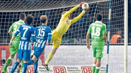Die letzte Hürde. Herthas Torhüter Thomas Kraft war nicht zu überwinden - weil seine Vorderleute entschlossen verteidigten.