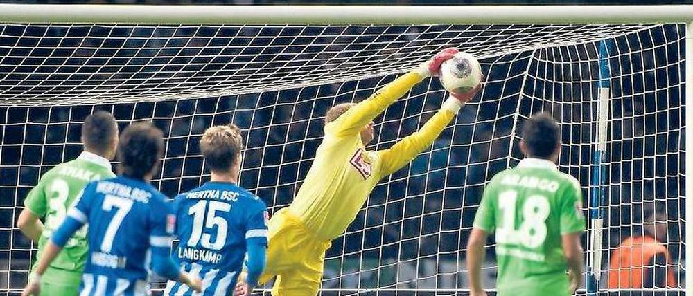 Die letzte Hürde. Herthas Torhüter Thomas Kraft war nicht zu überwinden - weil seine Vorderleute entschlossen verteidigten.