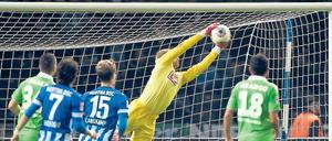 Die letzte Hürde. Herthas Torhüter Thomas Kraft war nicht zu überwinden - weil seine Vorderleute entschlossen verteidigten.