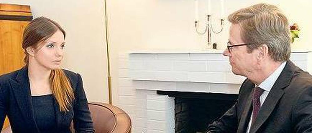 Jewgenija Timoschenko, Tochter von Julia, spricht mit dem deutschen Außenminister Guido Westerwelle. 
