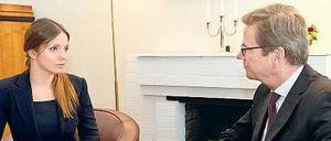 Jewgenija Timoschenko, Tochter von Julia, spricht mit dem deutschen Außenminister Guido Westerwelle. 