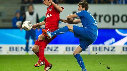 Das war noch regulär. Leverkusens Stefan Kießling (l) vor seinem Phontomtor im Zweikampf mit Hoffenheims David Abraham. 