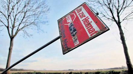 Rote Protestschilder stehen vor jedem Ortseingang östlich der Stadt Erkelenz.