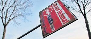 Rote Protestschilder stehen vor jedem Ortseingang östlich der Stadt Erkelenz.