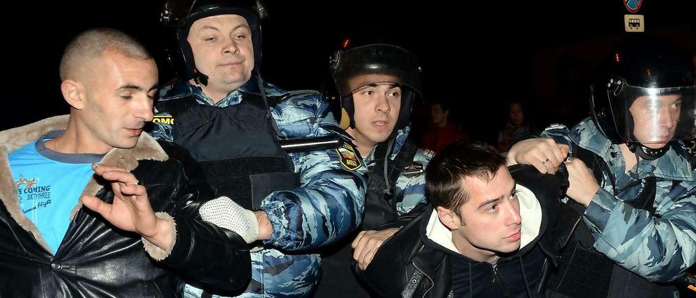 Rechtsradikale machen in Moskau nach einer Bluttat Hetzjagd auf Migranten. Sie vermuten, dass ein Gastarbeiter der Täter ist. Die Polizei greift durch. Es ist nicht der erste Konflikt dieser Art.
