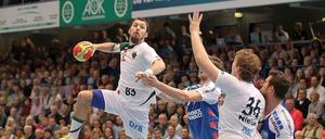 Fredrik Petersen setzt zum großen Wurf an: Der Schwede war mit acht Toren bester Werfer der Füchse gegen Lemgo.