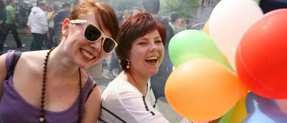 Belebend? Oder zu viel des Guten? Fast ständig wird irgendwo in Berlin auf den Straßen gefeiert, wie hier das Myfest in Kreuzberg.