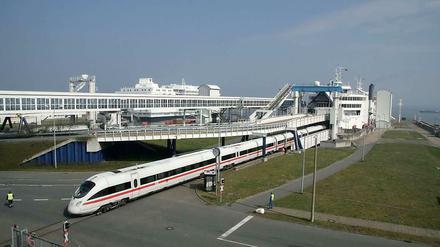 Eine Schifffahrt, die ist lustig, eine Schifffahrt, die ist schön. Und dauert sehr lang. Hier rollt ein Diesel-ICE auf die Fähre in Puttgarden auf Fehmarn.