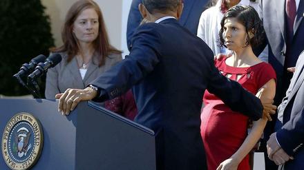Barack Obama dreht sich zu Karmel Allison um, die umzukippen droht.