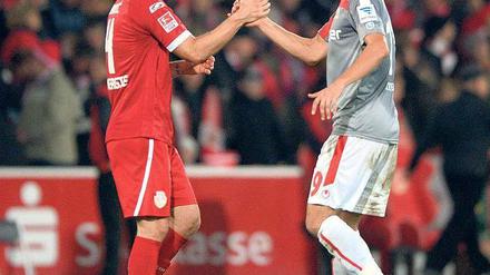 Ein Punkt für jeden. Unions Kreilach (r.) einigt sich mit dem Cottbuser Banovic. Foto: dpa
