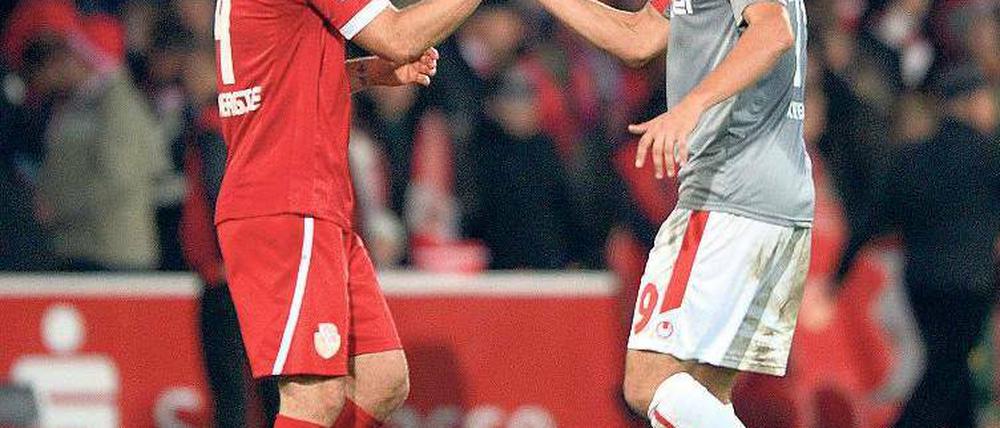 Ein Punkt für jeden. Unions Kreilach (r.) einigt sich mit dem Cottbuser Banovic. Foto: dpa