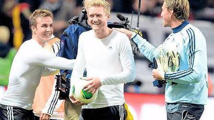 Souvenir einer erfolgreichen Dienstreise. André Schürrle hat sich den Ball geschnappt, Götze (l.) und Adler freuen sich mit ihm.