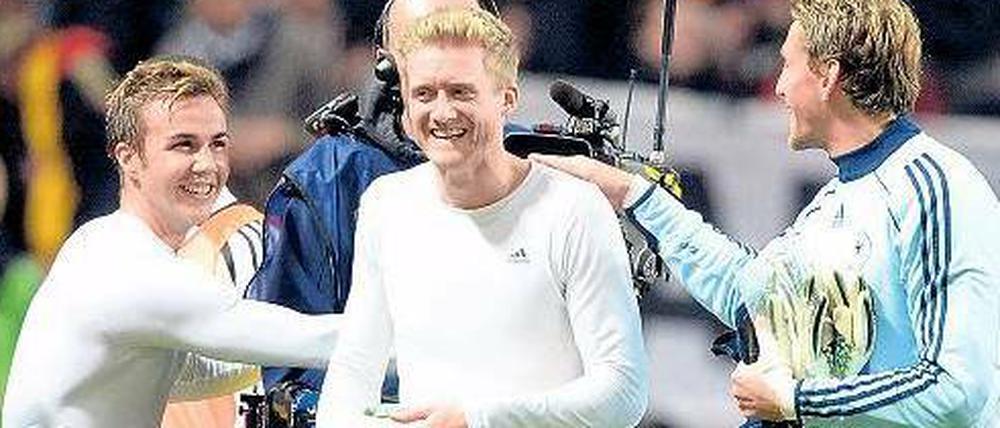 Souvenir einer erfolgreichen Dienstreise. André Schürrle hat sich den Ball geschnappt, Götze (l.) und Adler freuen sich mit ihm.