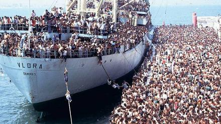 Massenexodus. Im August 1991 stürmten 20 000 Menschen die „Vlora“, den einzigen albanischen Ozeandampfer, und zwangen den Kapitän, Kurs auf Italien zu nehmen. Dort wurden sie interniert und in ihr krisengeschütteltes Land zurückgeschickt. Foto: dpa/pa