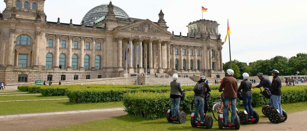 Mit den Segways durch Berlin. Normalerweise sind es Touristengruppen, die mit den Elektrogefährten unterwegs sind. Jetzt wird auch über ihren Einsatz bei der Polizei diskutiert.