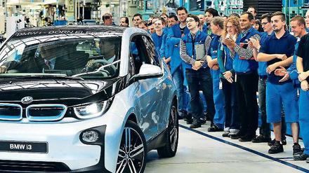 Das Elektroauto i3 beim Produktionsstart am 18. September vor der Belegschaft in Leipzig.