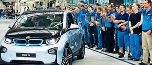 Das Elektroauto i3 beim Produktionsstart am 18. September vor der Belegschaft in Leipzig.