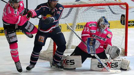 Im Blickpunkt. Eisbären-Torhüter Rob Zepp bekam in München jede Menge Schüsse auf seinen Kasten.
