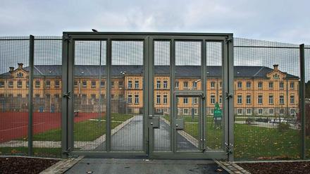 Ehemalige Sicherungsverwahrte verklagend as Land Berlin auf Schadenersatz.
