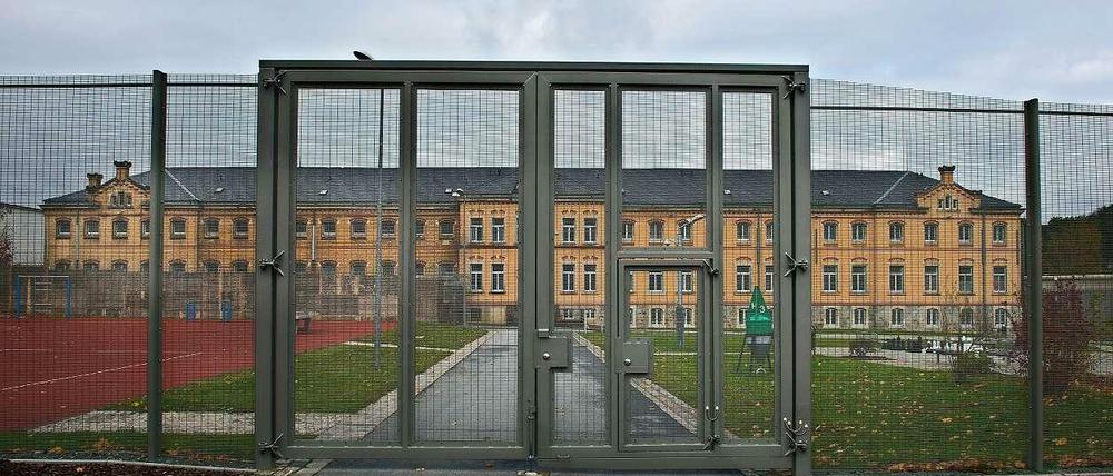 Ehemalige Sicherungsverwahrte verklagend as Land Berlin auf Schadenersatz.