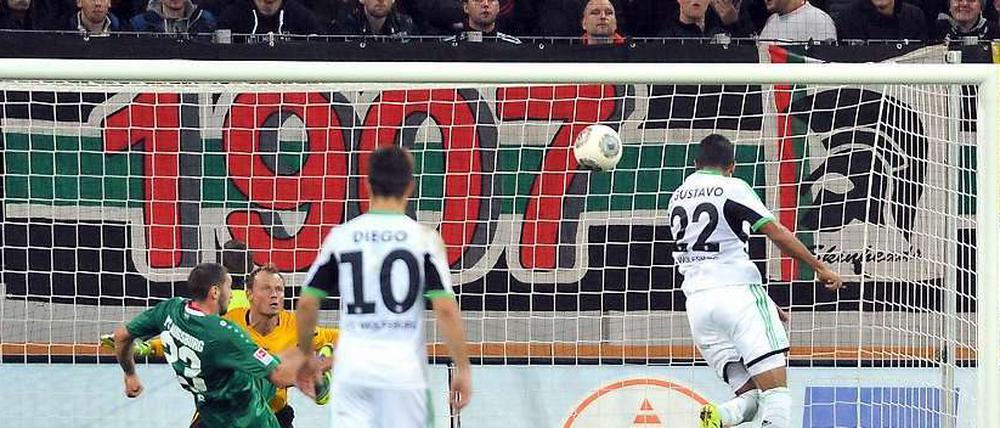 Rein damit. Luiz Gustavo wuchtet den Ball per Kopf zum 2:1 ins Augsburger Tor.